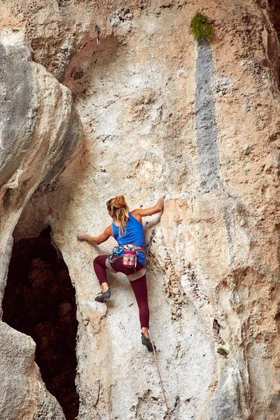 Скельний альпініст піднімається скелею — стокове фото