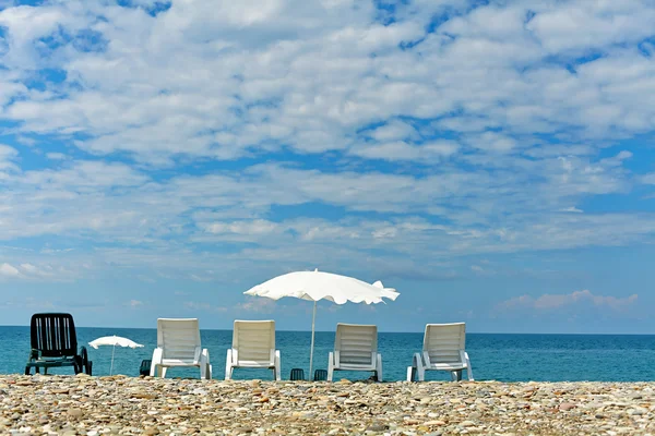 Leerer Strand mit Liegestühlen — Stockfoto