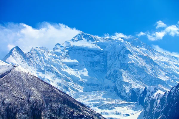 Montanhas cobertas de neve . — Fotografia de Stock