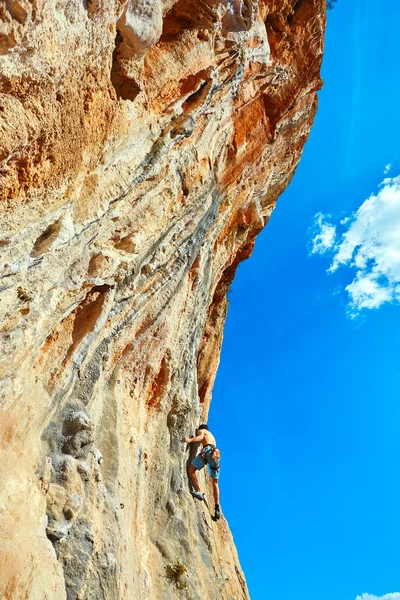 Scalatore di roccia che si arrampica su una falesia — Foto Stock