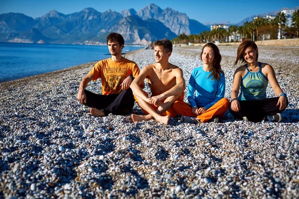 Baráti társaság a strandon — Stock Fotó