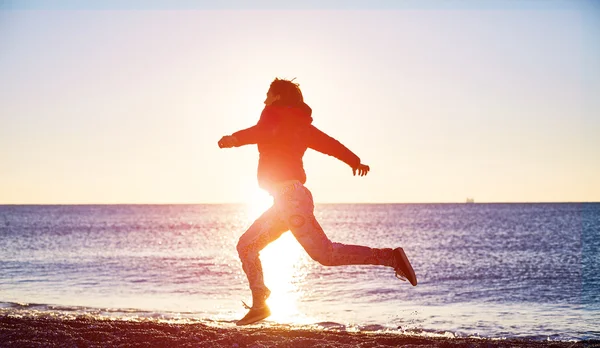 Flicka som springer på stranden — Stockfoto