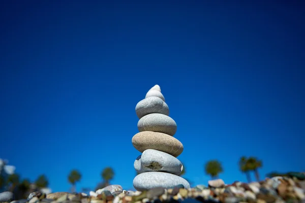 Kamienie balans na plaży, wschód słońca strzał — Zdjęcie stockowe