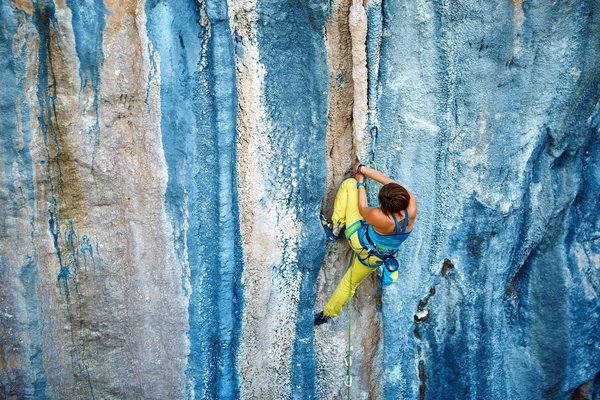 Rock klimmer klimmen van een klif — Stockfoto