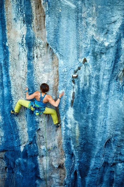 Rock climber climbing up a cliff — Stock Photo, Image