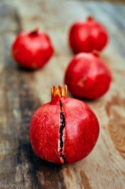 Nar koyu ahşap arka plan üzerinde