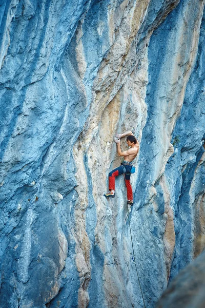 Scalatore di roccia che si arrampica su una falesia — Foto Stock