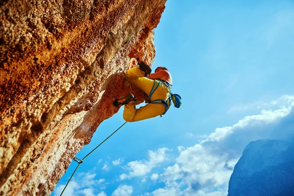 Scalatore di roccia che si arrampica su una falesia — Foto Stock