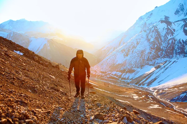 Турист на вершине перевала — стоковое фото