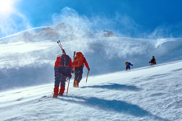 Climbers at the top of a pass — Stock Photo, Image