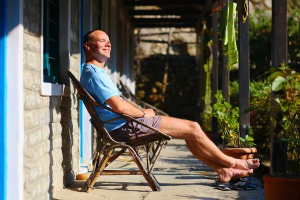 Man in stoel — Stockfoto