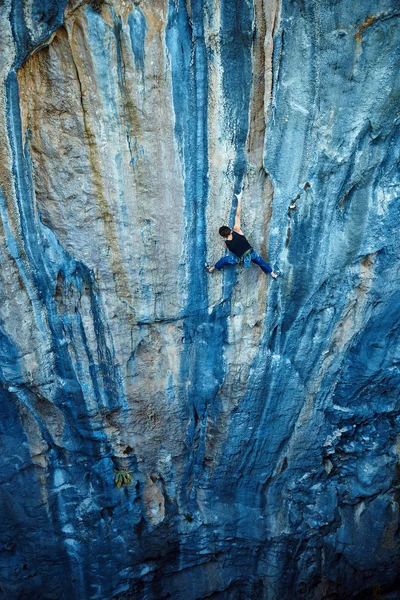 Escalade en haut d'une falaise — Photo