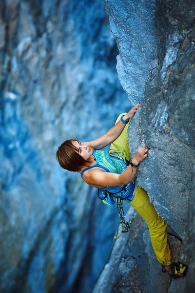 Rock climber climbing up a cliff — Stock Photo, Image