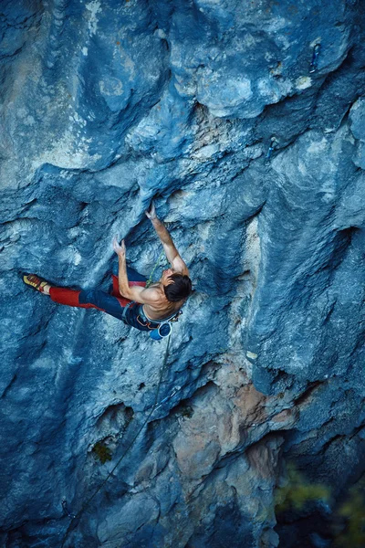 Scalatore di roccia che si arrampica su una falesia — Foto Stock