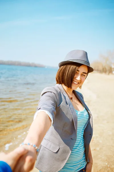 Fille joue sur la plage de la mer — Photo