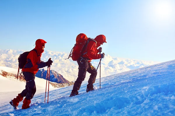 Альпинисты на вершине перевала — стоковое фото