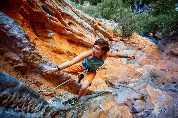 Scalatore di roccia che si arrampica su una falesia — Foto Stock