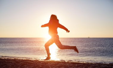 Kumsalda koşan kız.