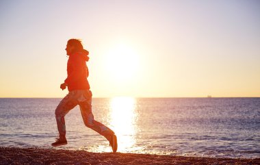 Kumsalda koşan kız.