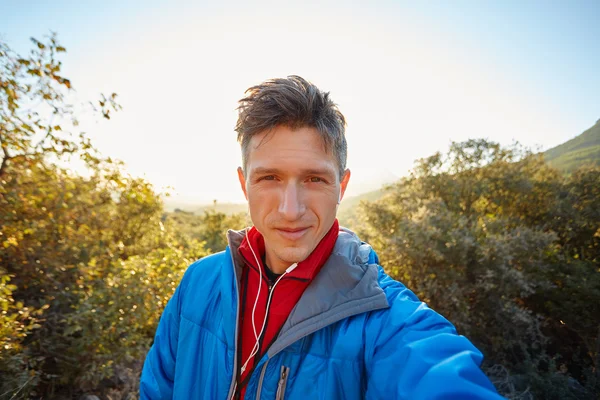 Jeune homme sur le fond des montagnes du matin — Photo