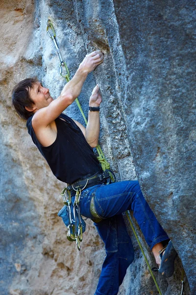 Scalatore di roccia che si arrampica su una falesia — Foto Stock