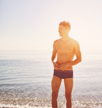 Deniz arka plan üzerinde genç adam