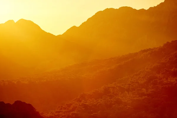 Ανατολή του ήλιου στα βουνά — Φωτογραφία Αρχείου