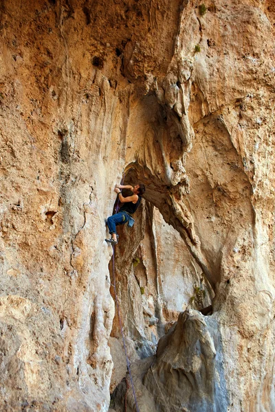 Scalatore di roccia che si arrampica su una falesia — Foto Stock