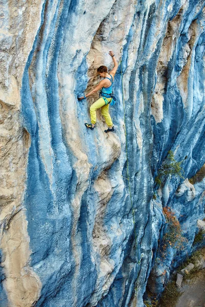 Scalatore di roccia che si arrampica su una falesia — Foto Stock