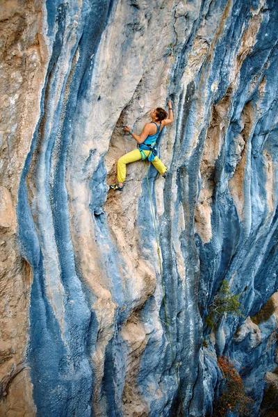 Scalatore di roccia che si arrampica su una falesia — Foto Stock