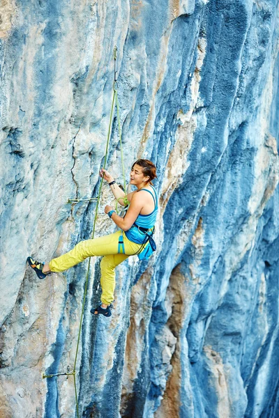 Rock climber climbing up a cliff — Stock Photo, Image