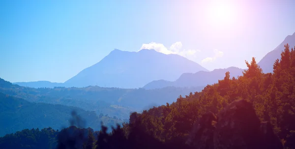 Lever de soleil dans les montagnes — Photo