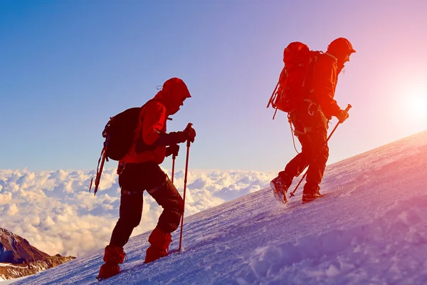 Alpinistas no topo de uma passagem — Fotografia de Stock