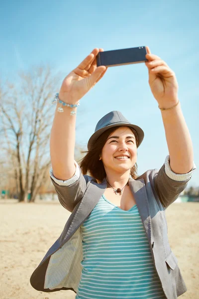 Chica juega en la playa del mar — Foto de Stock