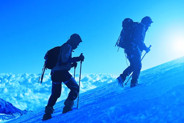 Escaladores en la cima de un pase — Foto de Stock