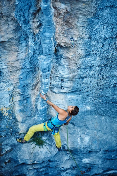 Kletterer klettert eine Klippe hinauf — Stockfoto