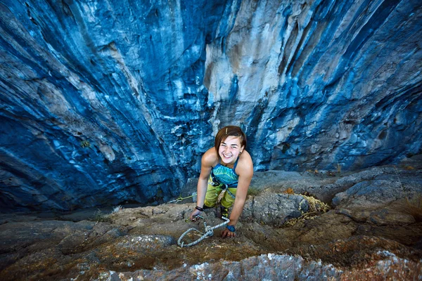 Rock climber climbing up a cliff — Stock Photo, Image