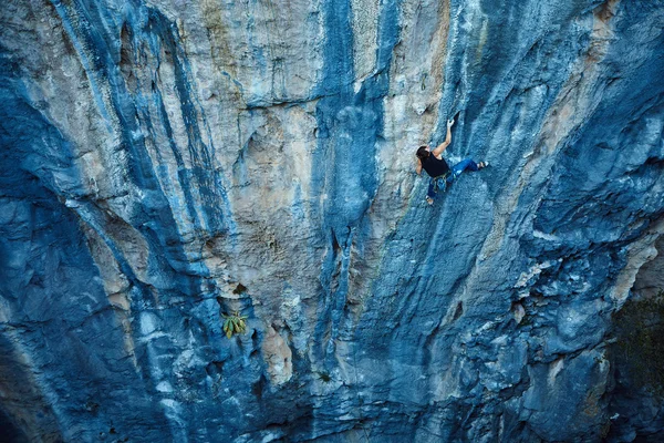 Scalatore di roccia che si arrampica su una falesia — Foto Stock