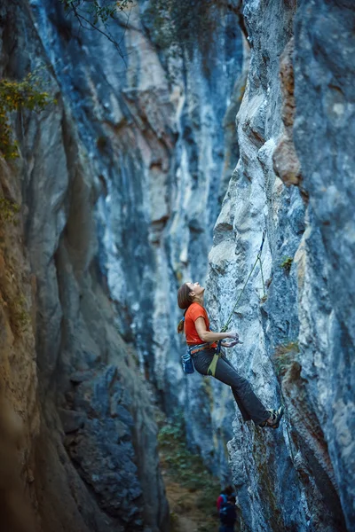 Scalatore di roccia che si arrampica su una falesia — Foto Stock