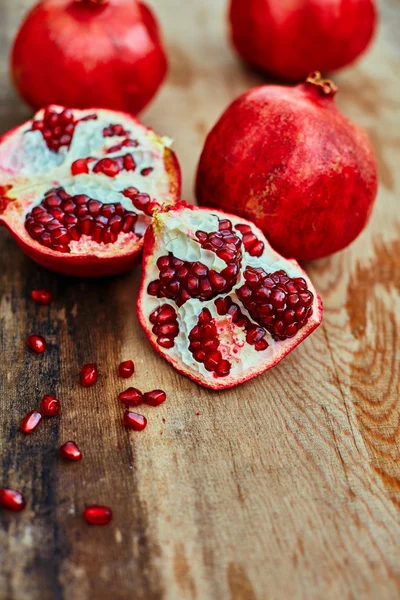 Granaatappels op een donkere houten achtergrond — Stockfoto