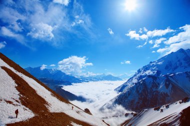 Dağları kar maskeli.