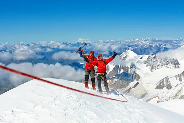 Escursionisti in cima a un passo — Foto Stock