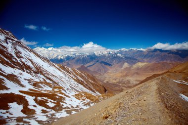 Dağları kar maskeli.