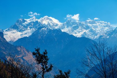 Dağları kar maskeli.
