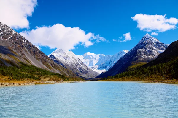 Lago de montaña — Foto de Stock