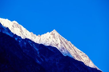 Dağları kar maskeli.