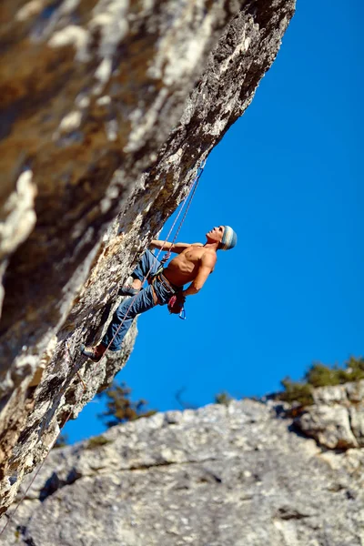 Hiking photographer taking pictures — Stock Photo, Image