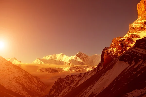 Lever de soleil dans les montagnes — Photo