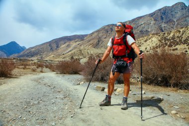 Dağlarda yürüyüş yapan