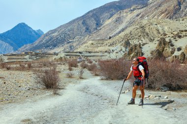 Dağlarda yürüyüş yapan